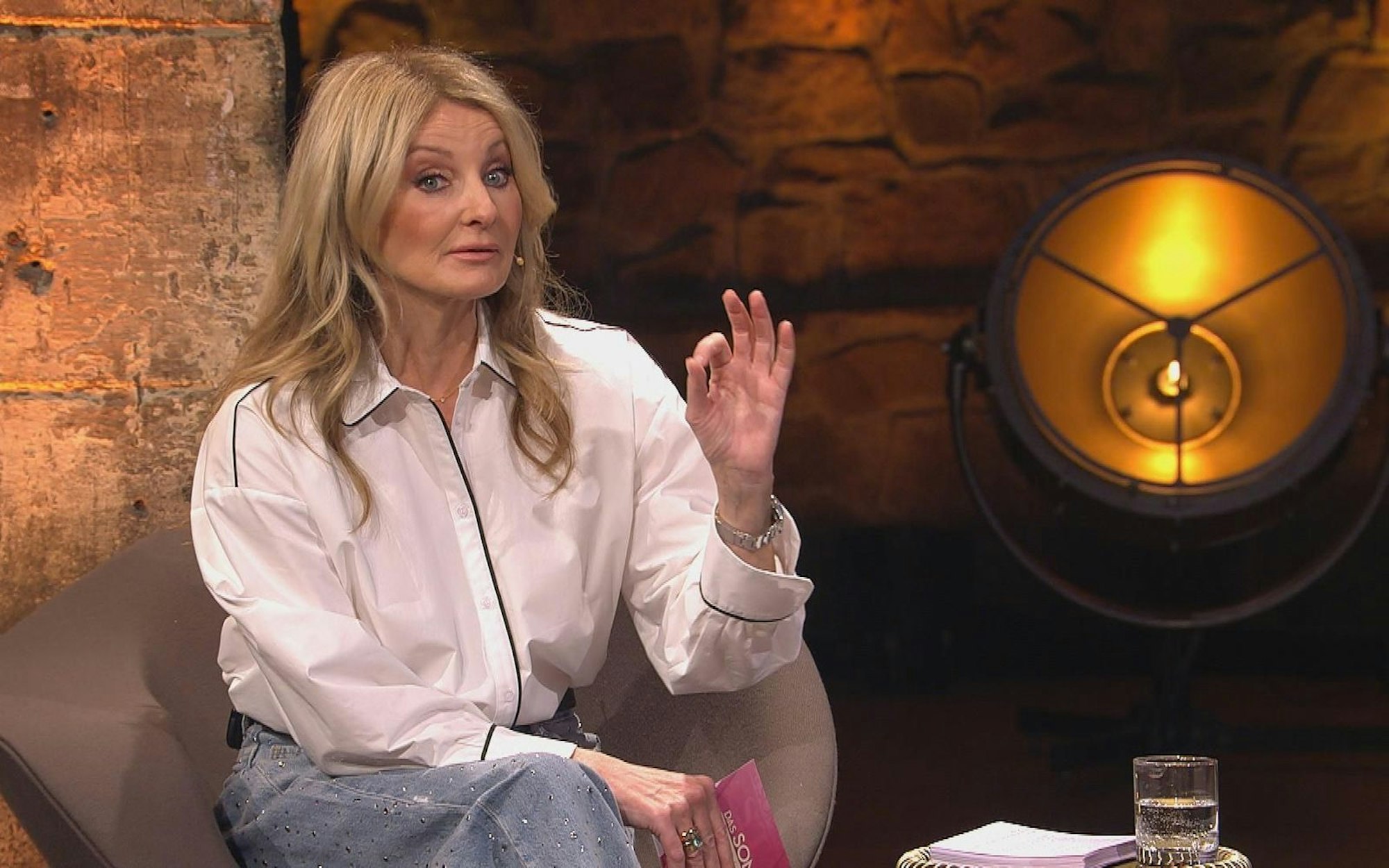 Frauke Ludowig scheint kaum glauben zu können, was sie alles hört. (Bild: RTL)