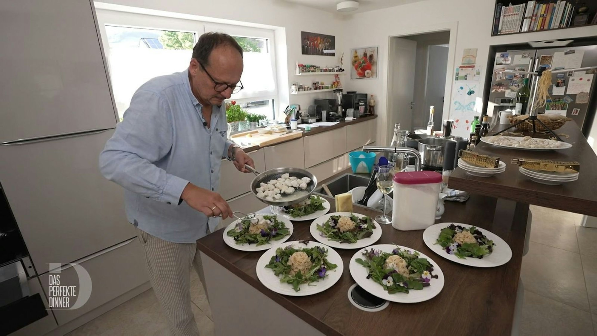 Die selbstgemachten Tagliatelle umrahmt ein Wildkräutersalat. Was noch fehlt: der edle Fisch.
(Bild: RTL)