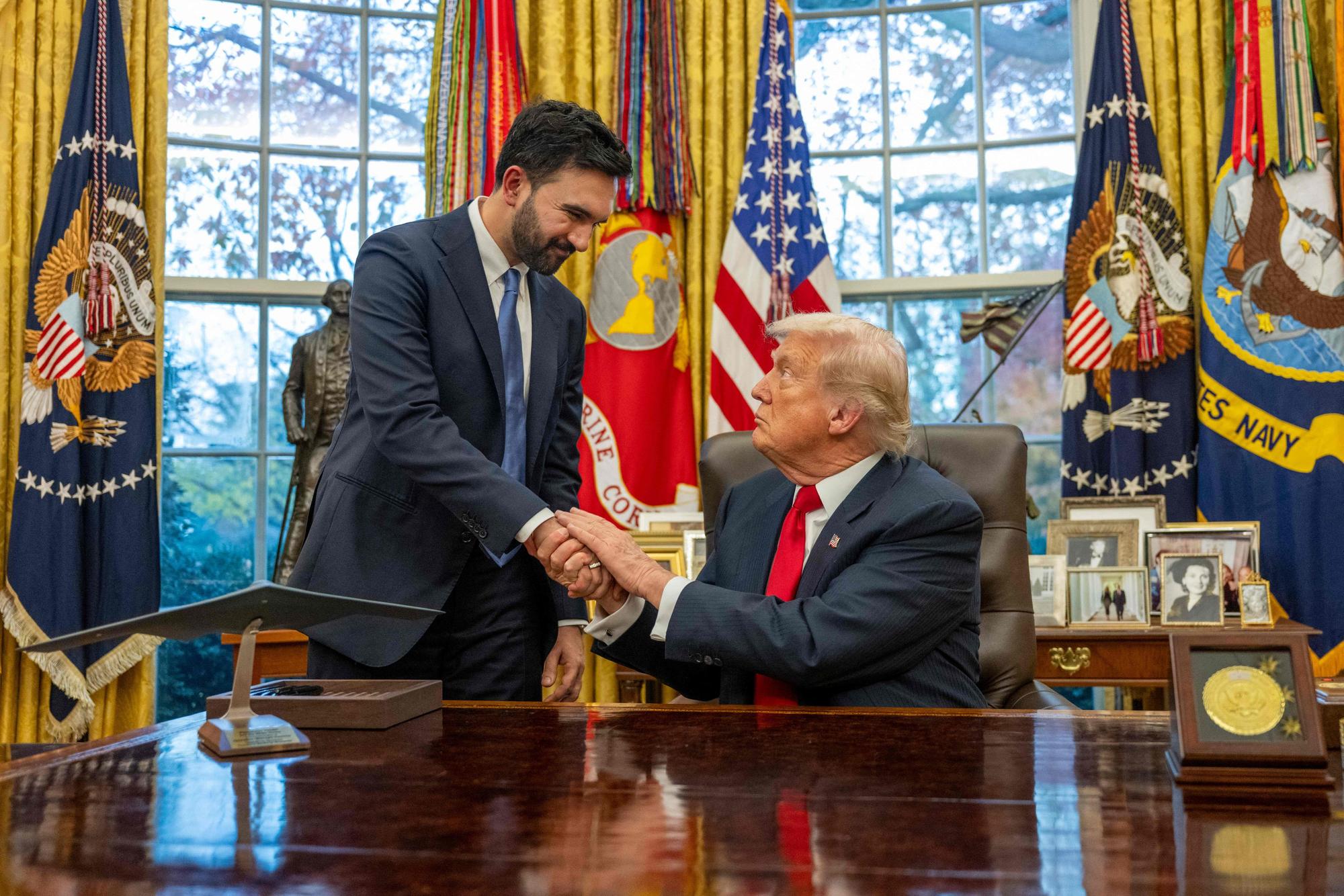 US-Präsident Donald Trump (rechts) und New Yorks designierter BürgermeisterZohran Mamdani schütteln sich am 21. November im Oval Office die Hände.