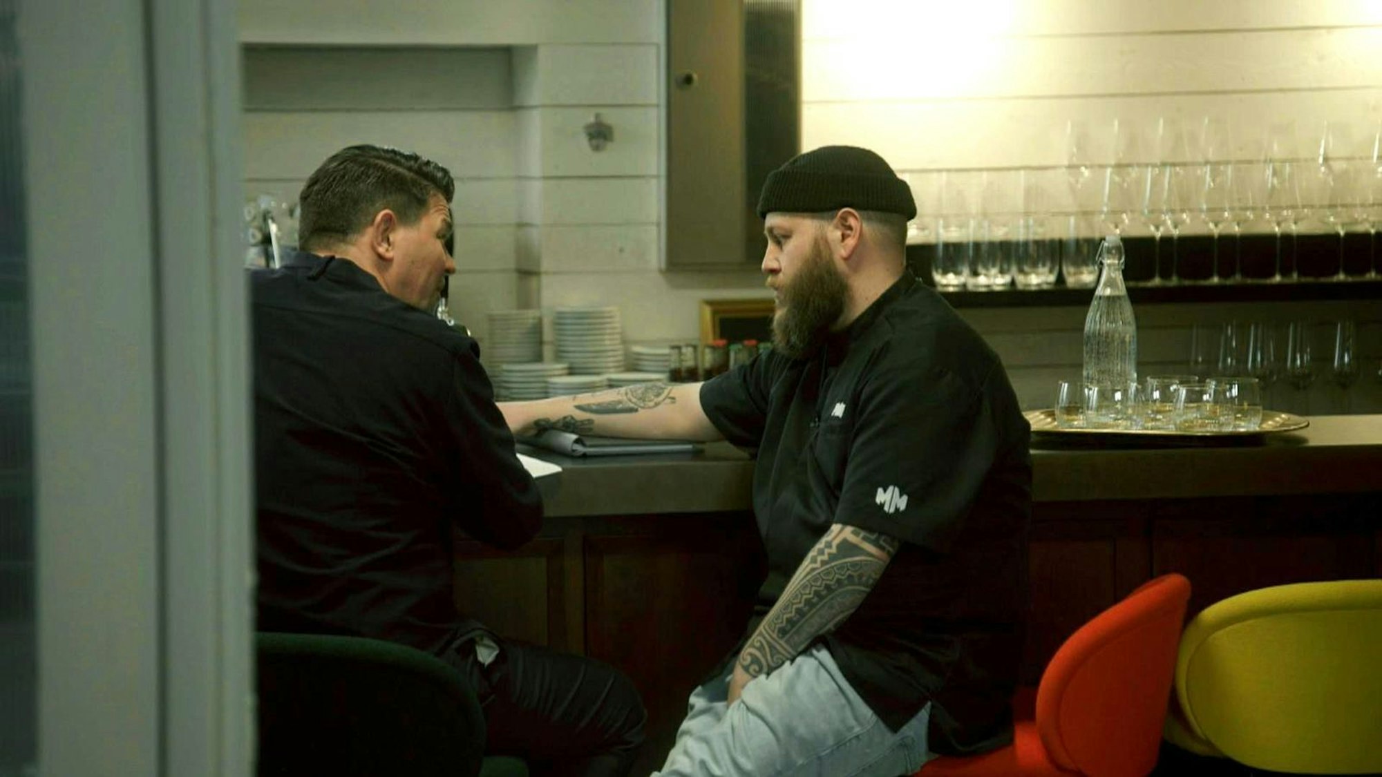 Tim Mälzer (links) und Philipp führen ein Gespräch unter vier Augen. (Bild: RTL)