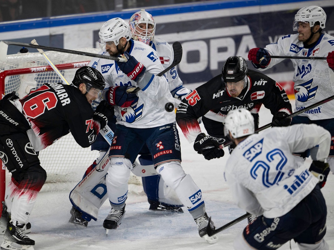 Duell um den Puck im Spiel der Kölner Haie gegen die Adler Mannheim.