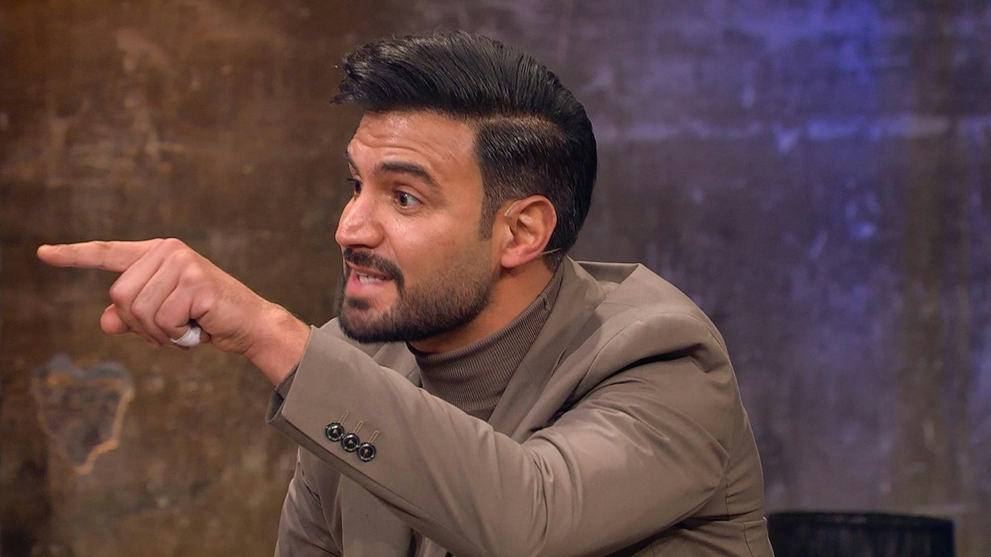 Ersin wehrt sich gegen Sarah: „Du bist eine Lügnerin!“ (Bild: RTL)