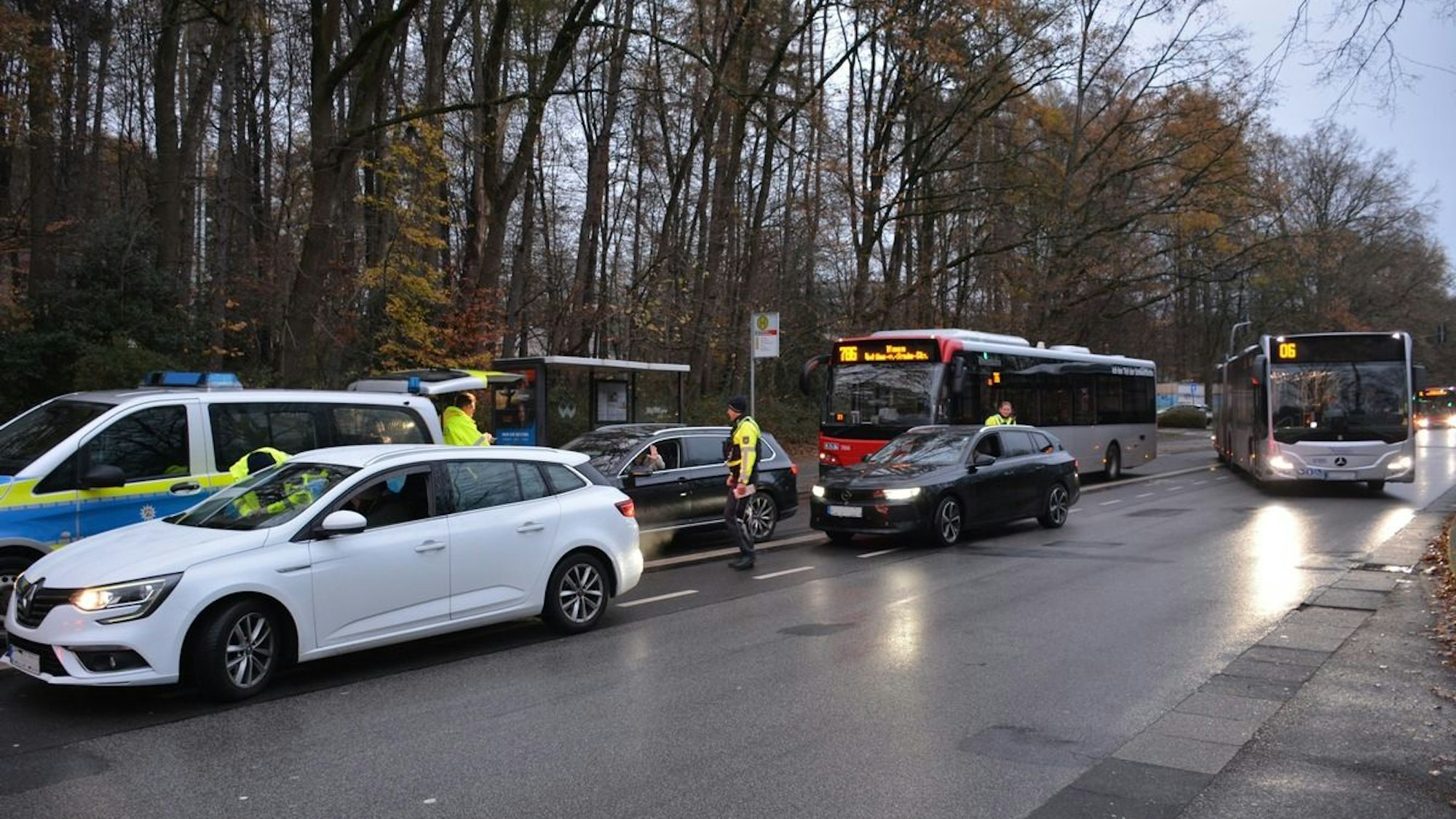 Polizeikontrolle an einer Bushaltestelle in Erkrath.