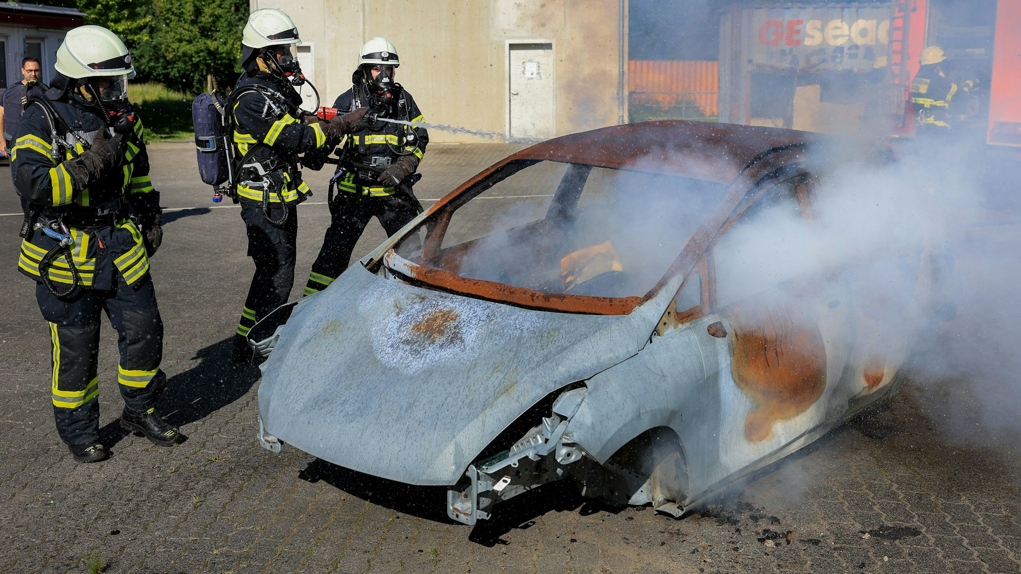 Rettungskräfte der Feuerwehr bei einem Übungseinsatz (Symbolfoto)