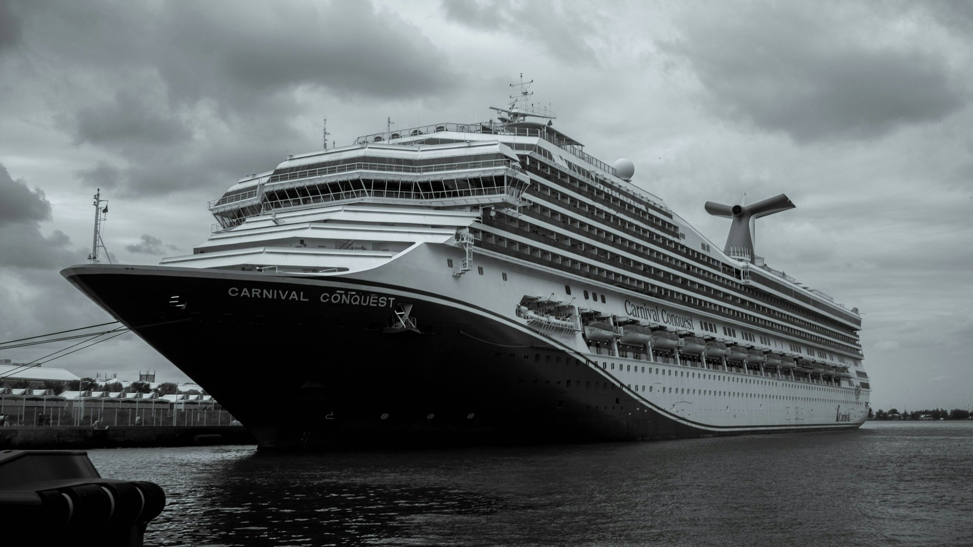 Großes Kreuzfahrtschiff Carnival Conquest auf dem Wasser unter bewölktem Himmel in der Karibik