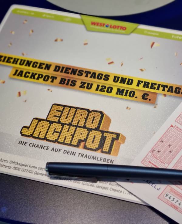 Ein Tippschein für den Eurojackpot liegt mit einem Stift auf einem Tisch.