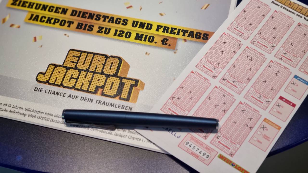 Ein Tippschein für den Eurojackpot liegt mit einem Stift auf einem Tisch.