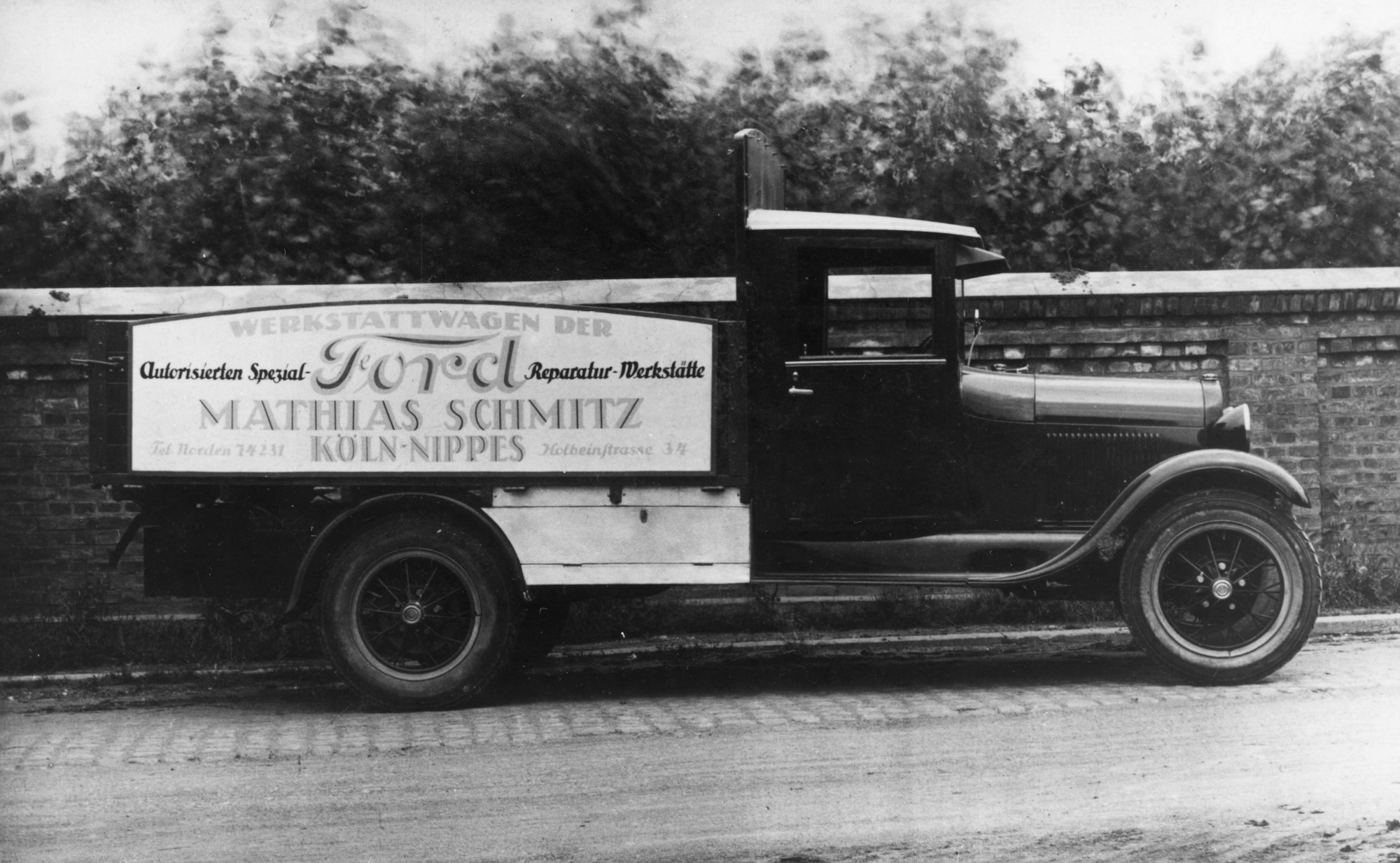 Das Foto zeigt das erste Ford-Modell „made in Cologne“: in Schnell-Laster, das Modell AA.