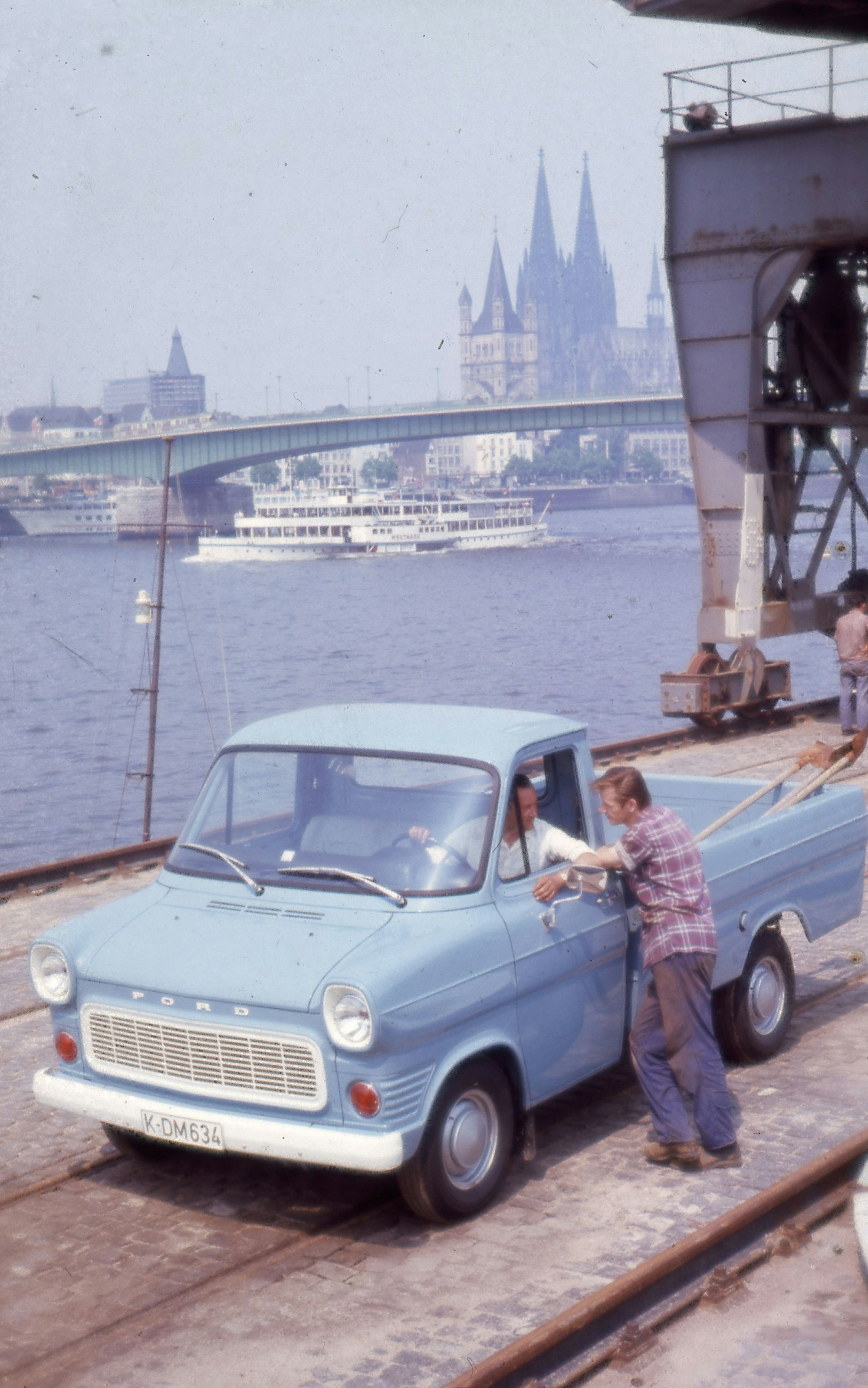 Das Bild zeigt einen Ford Transit der ersten Generation als Pritschenwagen.