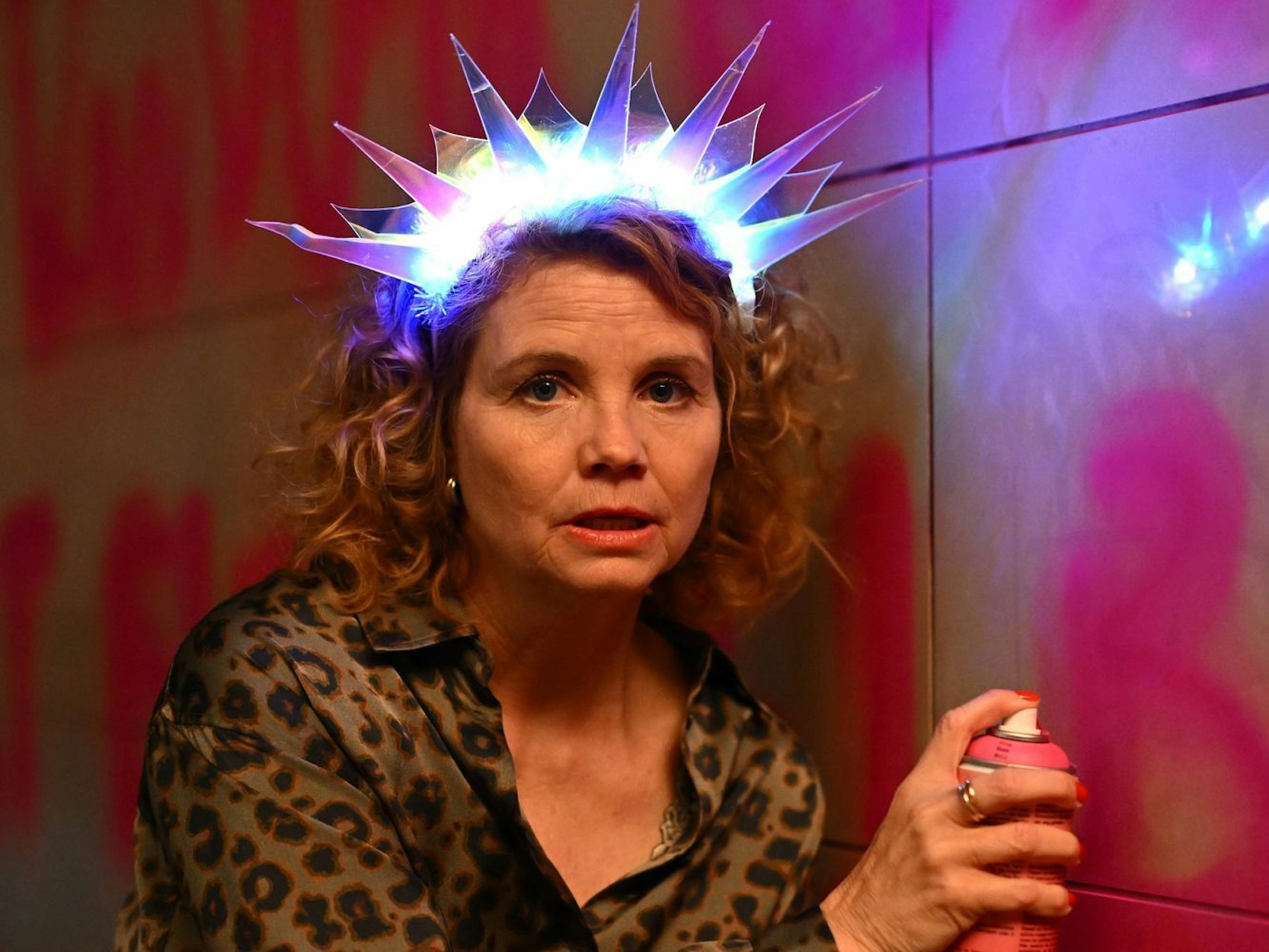 Ein bisschen sind die Wechseljahre wie die Pubertät, sagt Annette Frier. Da macht man schon mal verrückte Sachen - und stellt vor allem alles infrage. Ihre Serie zum Thema, „Frier und Fünfzig - Am Ende meiner Tage“, ist nun bei Joyn und später bei SAT.1 zu sehen. (Bild: Joyn/Willi Weber)