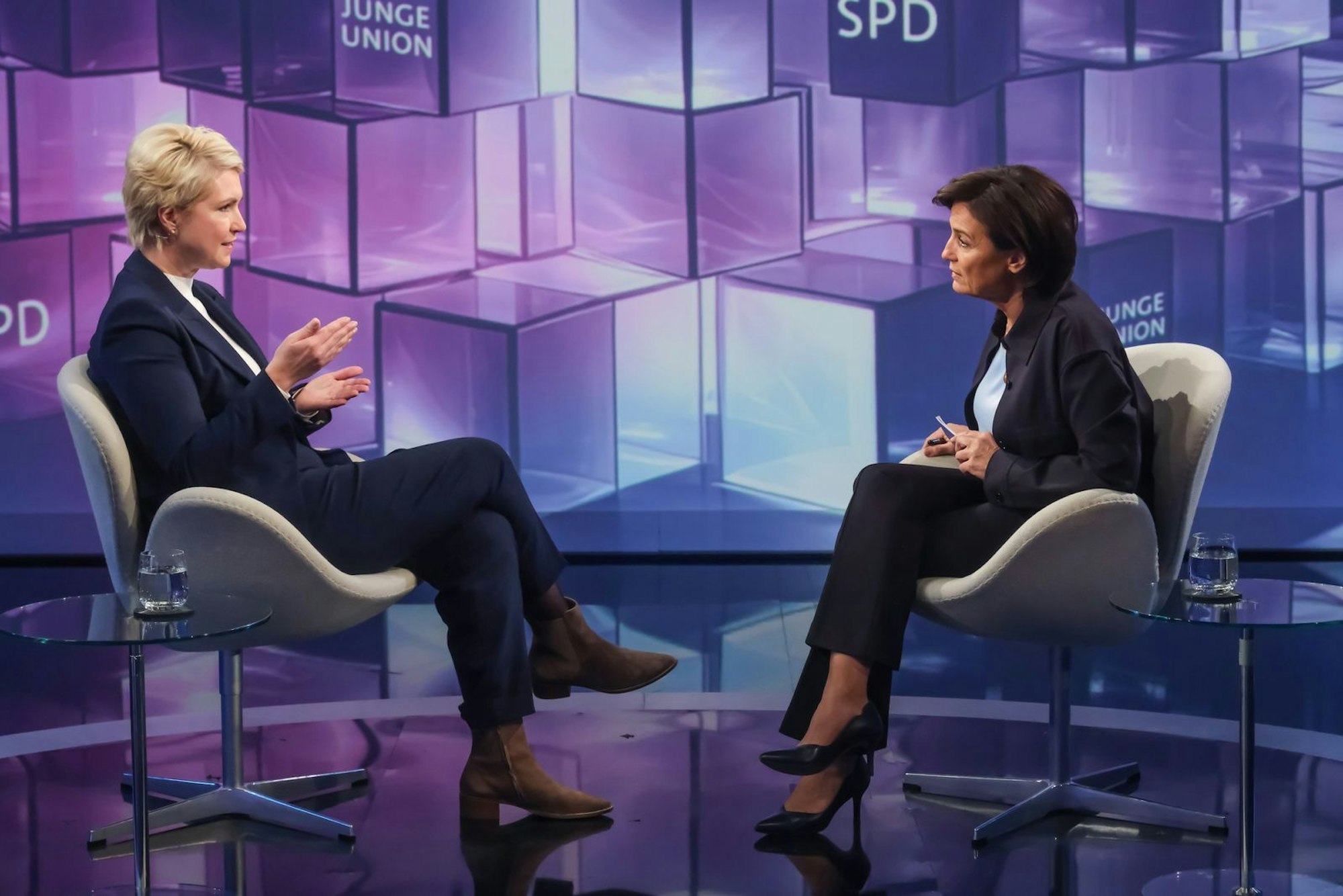 Manuale Schwesig (links) sagte im Gespräch im Sandra Maischberger: „Das ist eine klassische Führungsaufgabe, und ich gehe davon aus, dass Herr Merz dieser Führungsaufgabe gerecht wird.“ (Bild: WDR / Oliver Ziebe)