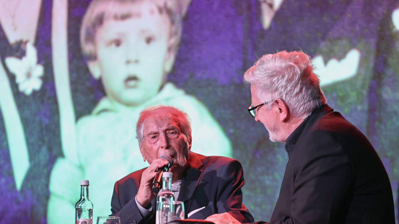 Ludwig Sebus spricht bei seiner Lesung in der Volksbühne.