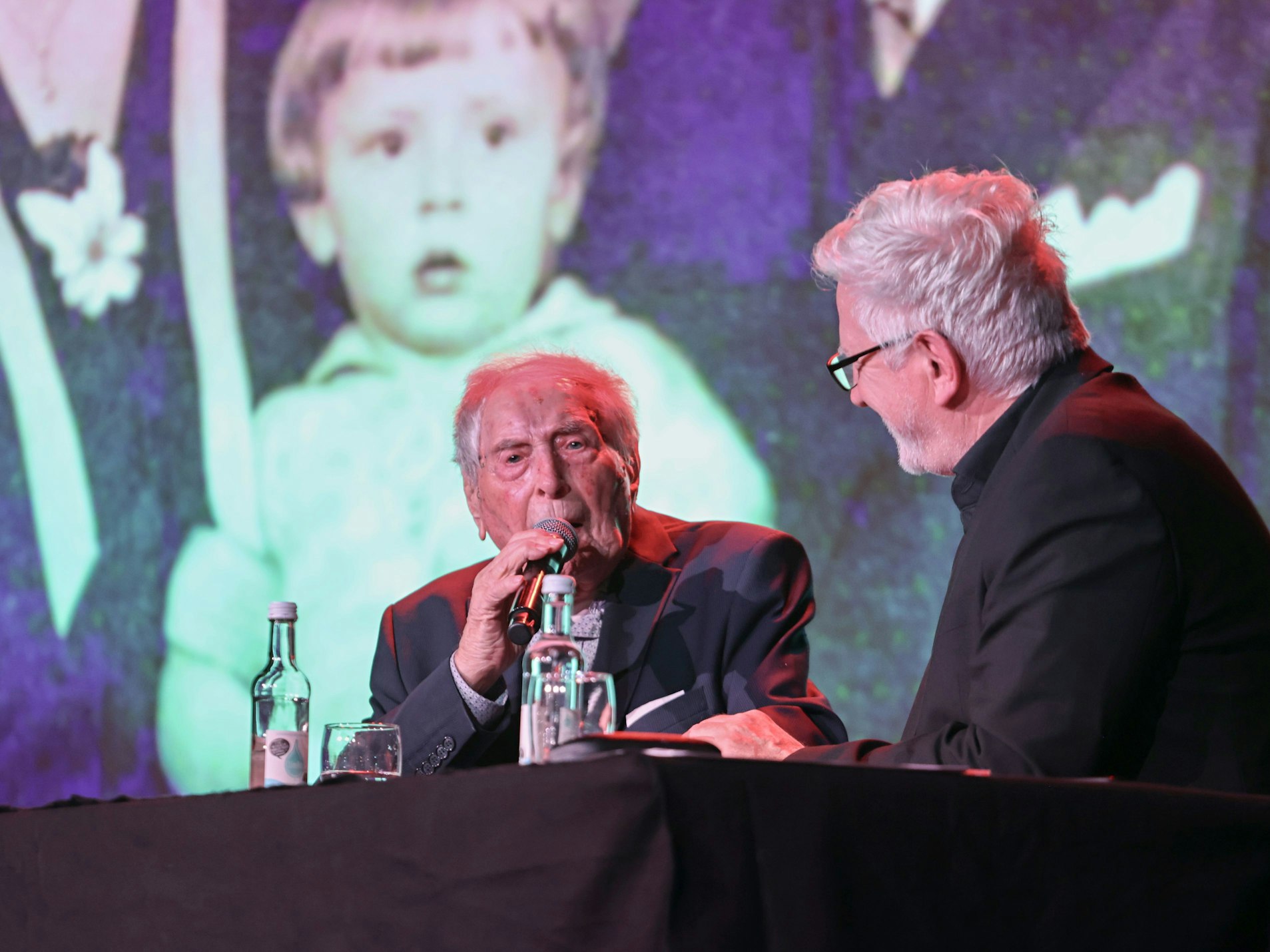 Ludwig Sebus spricht bei seiner Lesung in der Volksbühne.