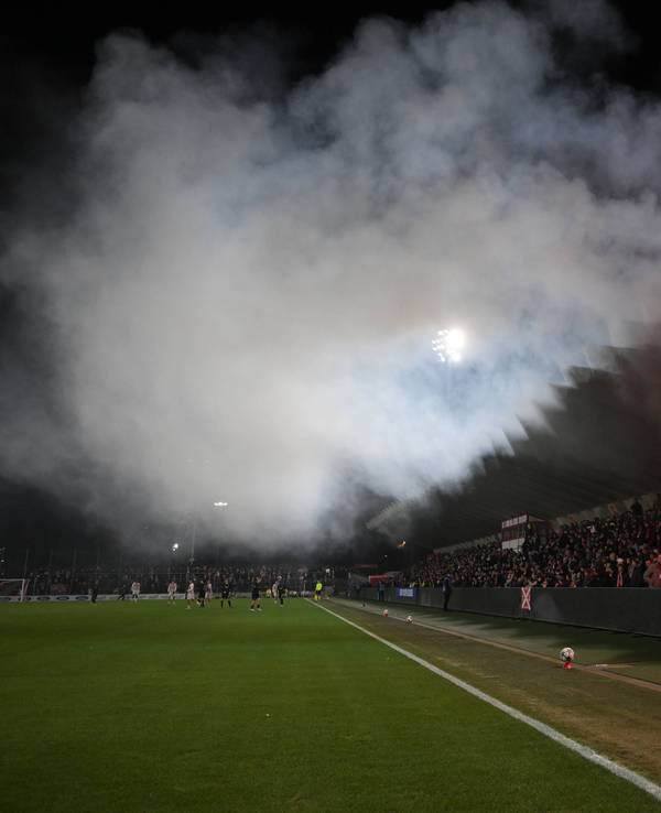 Pyro und Flutlicht: Am 26. November 2025 herrschte tolle Europapokal-Atmosphäre beim Youth League Spiel des 1. FC Köln gegen den FC Midtjylland im Franz-Kremer-Stadion.