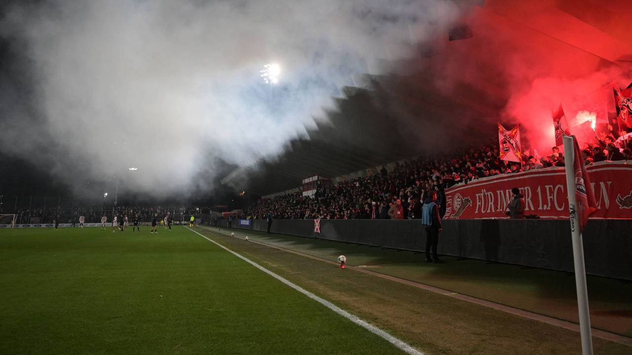 Pyro und Flutlicht: Am 26. November 2025 herrschte tolle Europapokal-Atmosphäre beim Youth League Spiel des 1. FC Köln gegen den FC Midtjylland im Franz-Kremer-Stadion.