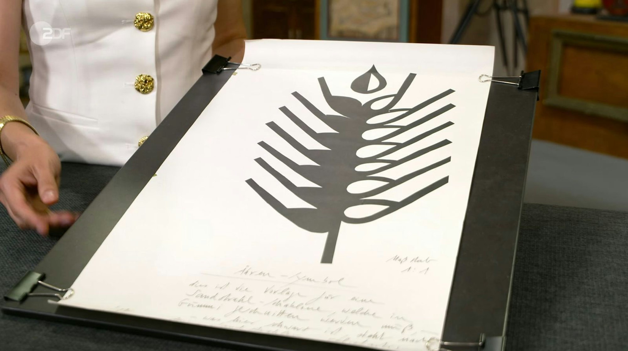 Zu sehen war auf der Grafik das christliche Symbol der Ähre, das Heinz Mack 1987 als Vorlage für seine im Sandstrahlverfahren ausgeführten Steinarbeiten entworfen hatte. (Bild: ZDF)