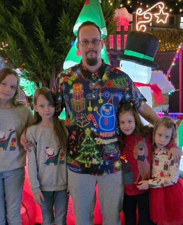 David Münch mit seinen Kindern im Garten des Weihnachtshauses in Refrath