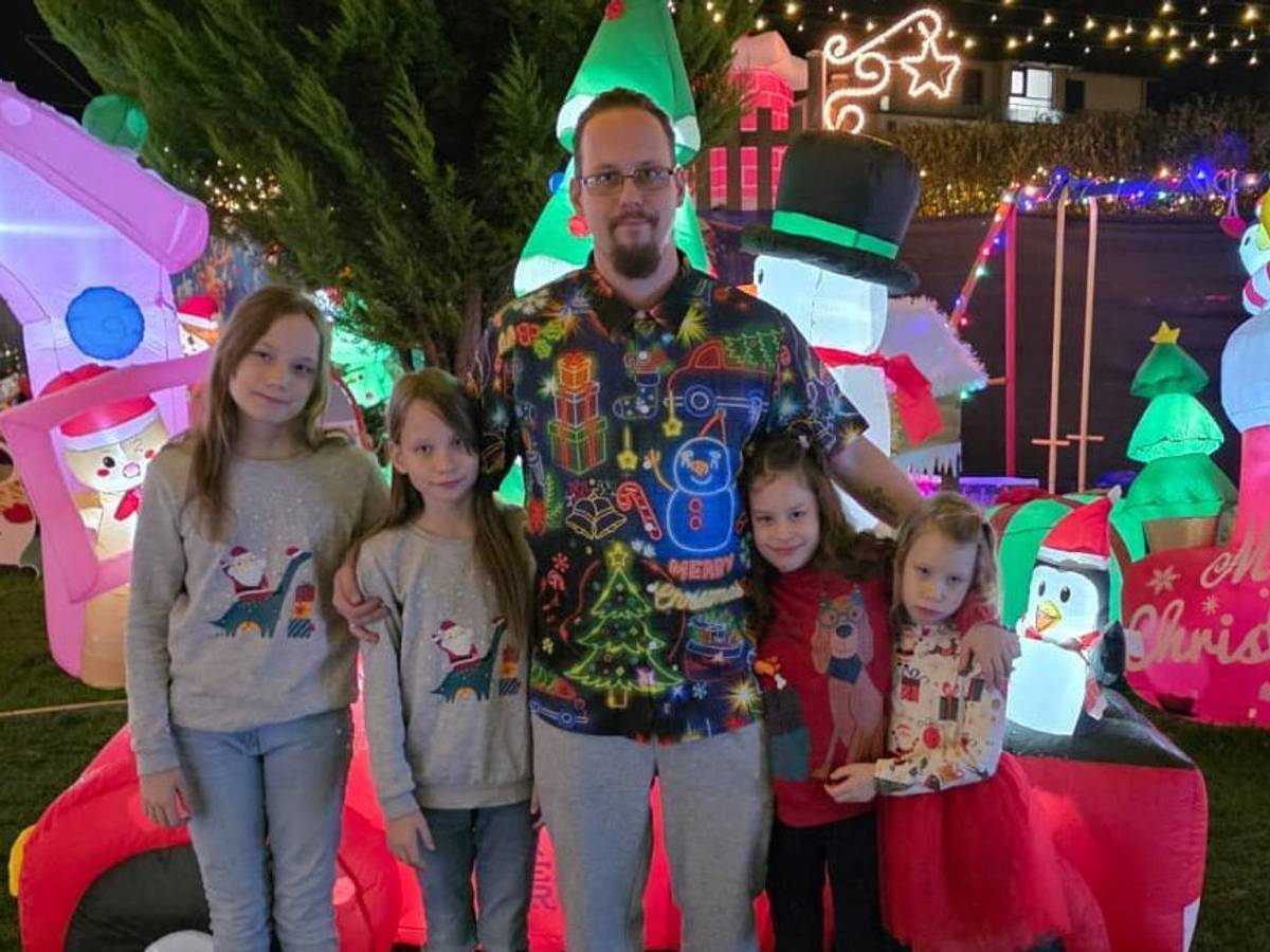 David Münch mit seinen Kindern im Garten des Weihnachtshauses in Refrath