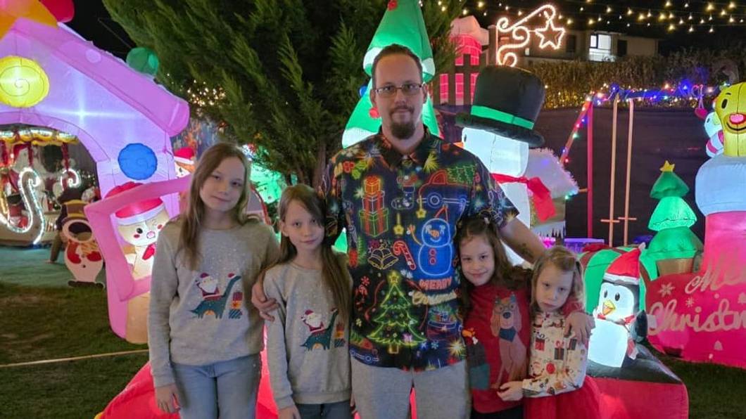 David Münch mit seinen Kindern im Garten des Weihnachtshauses in Refrath