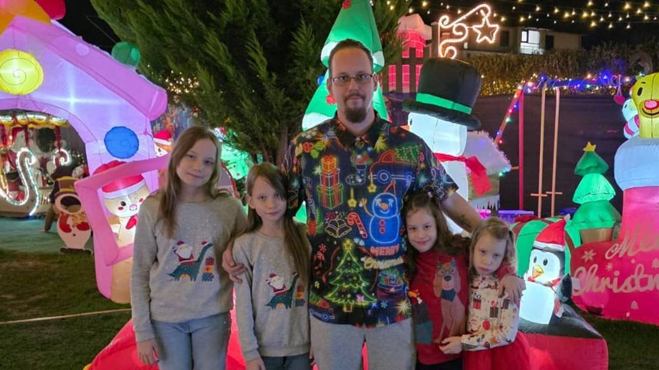 David Münch mit seinen Kindern im Garten des Weihnachtshauses in Refrath