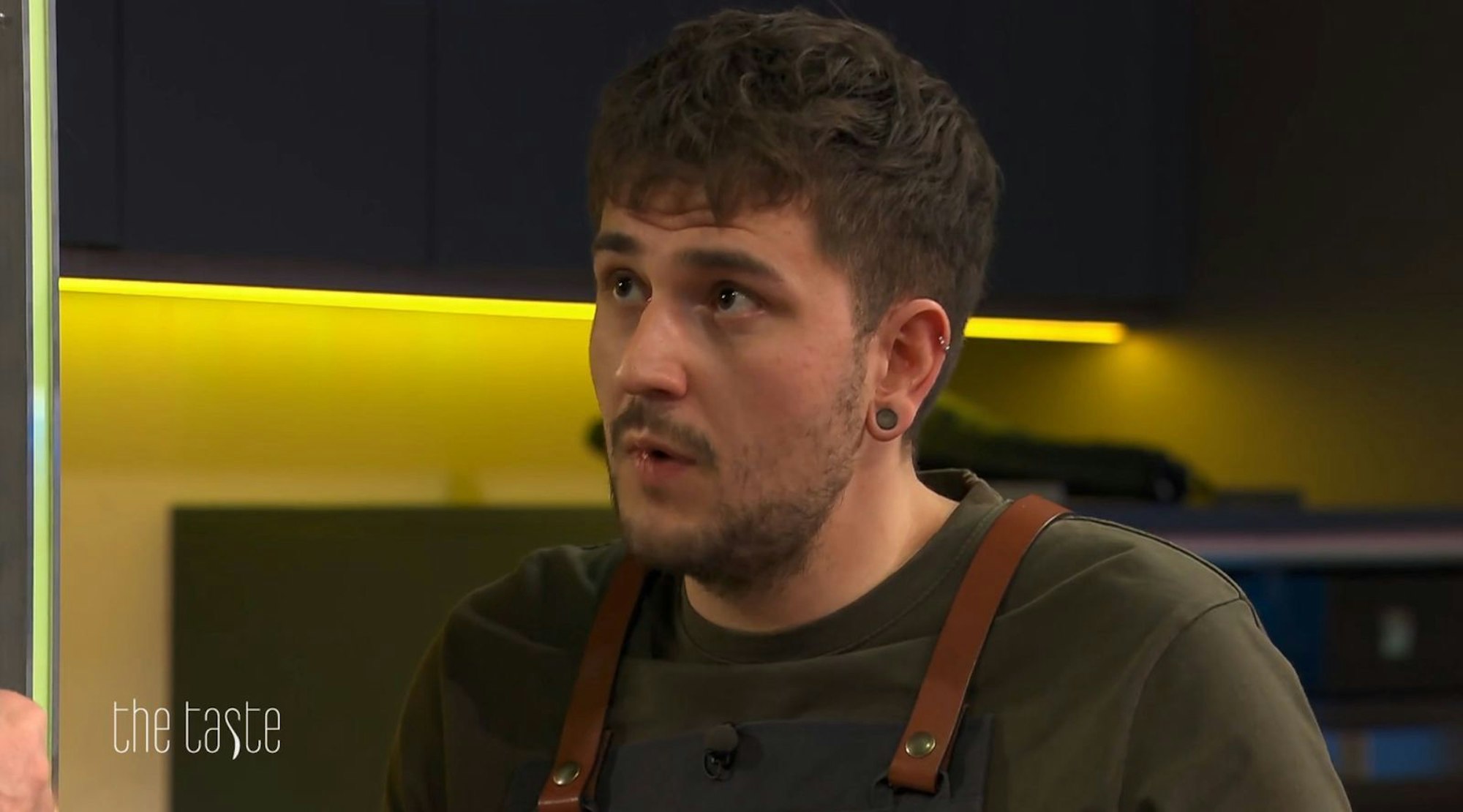 „Das Thema Asien liegt mir nicht“, sagt Cyrill. Er sammelt gleich zwei rote Sterne an und muss ins Entscheidungskochen. (Bild: Joyn/Screenshot)