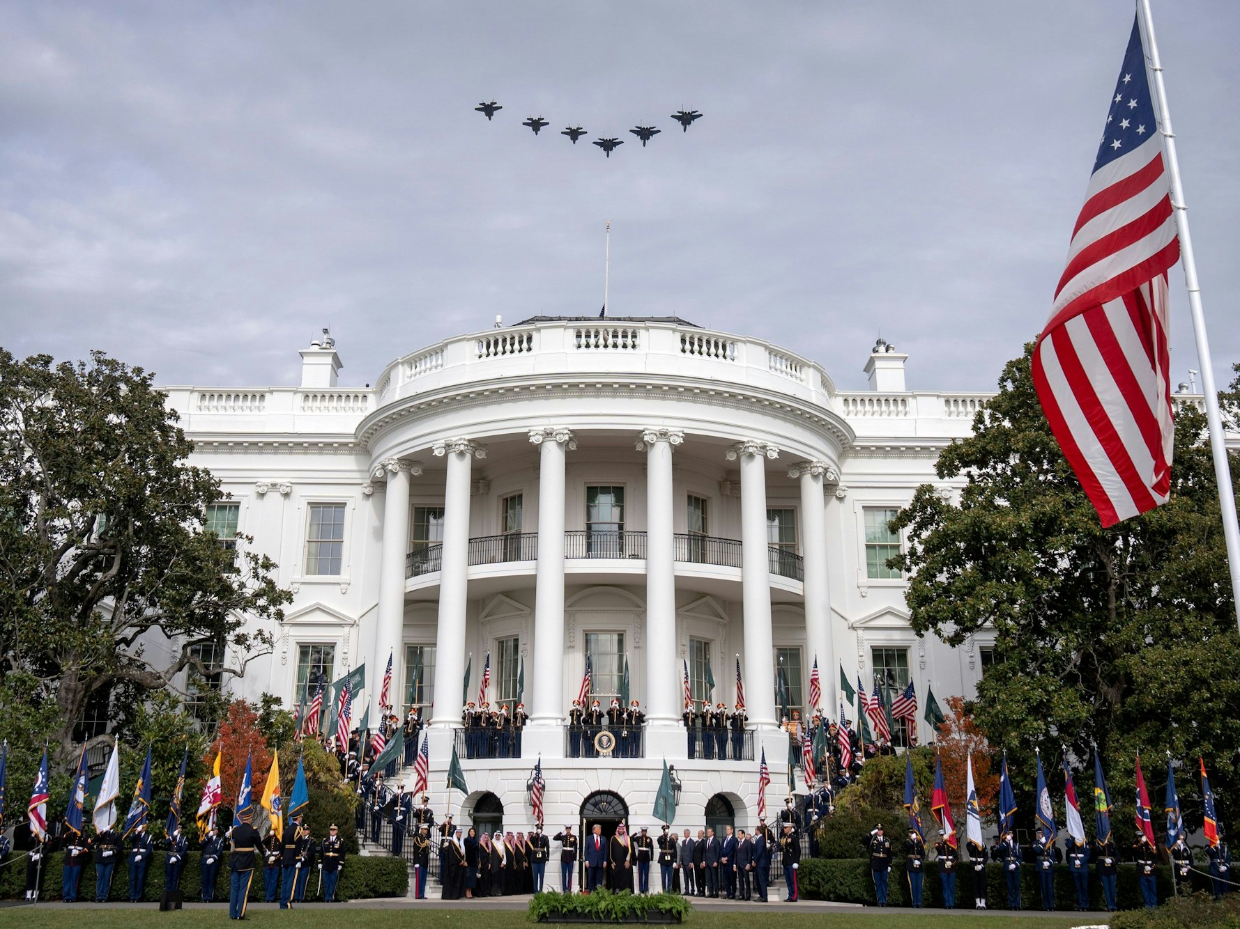 Militärjets fliegen über das Weiße Haus, als US-Präsident Donald Trump den saudi-arabischen Kronprinzen Mohammed bin Salman begrüßt.
