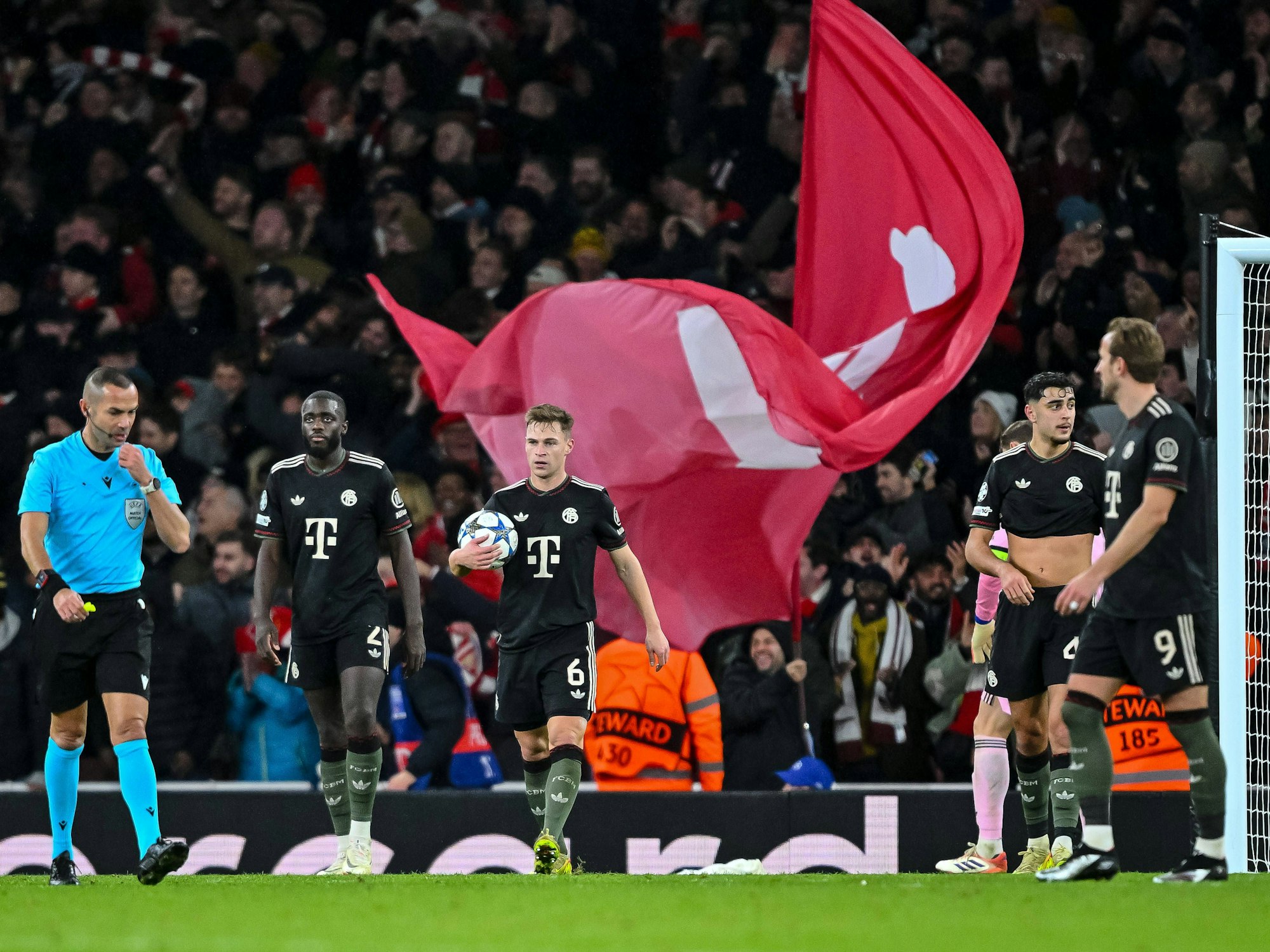 Joshua Kimmich und Teamkollegen reagieren enttäuscht auf einen Gegentreffer.