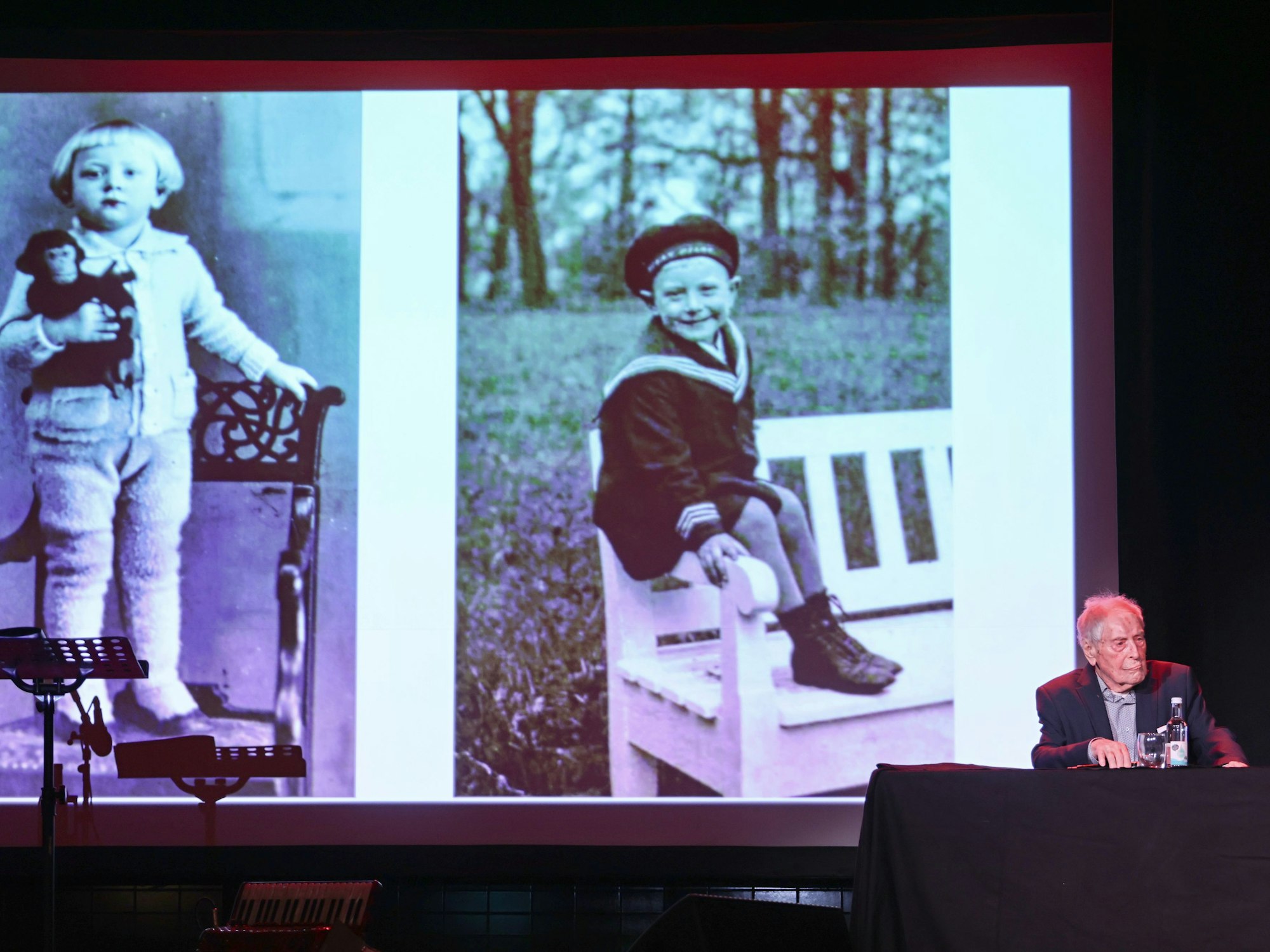 Ludwig Sebus bei seiner Lesung in der Volksbühne.