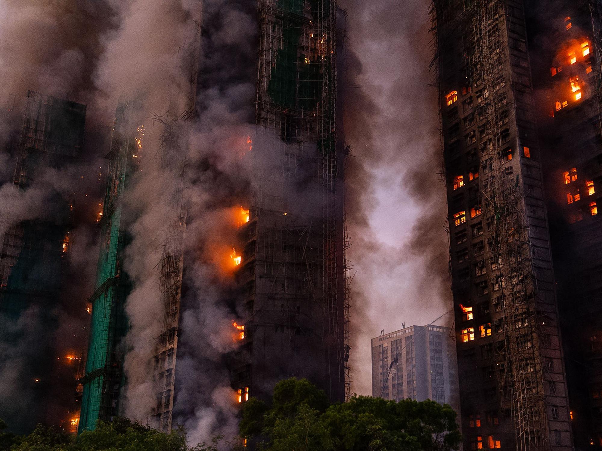 Mindestens vier Menschen sterben im Feuer in Wang Fuk Court, einer Wohnanlage in Hongkong.