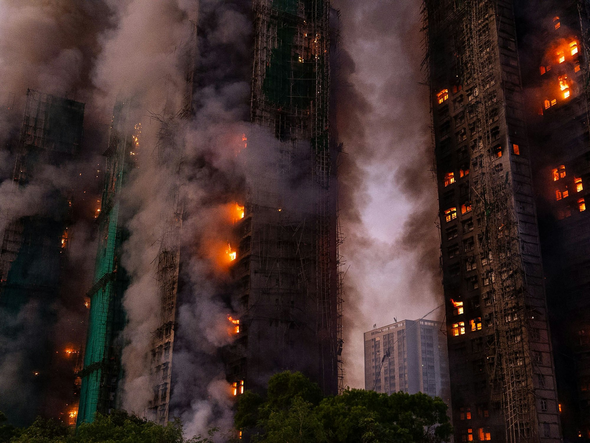 Mindestens vier Menschen sterben im Feuer in Wang Fuk Court, einer Wohnanlage in Hongkong.