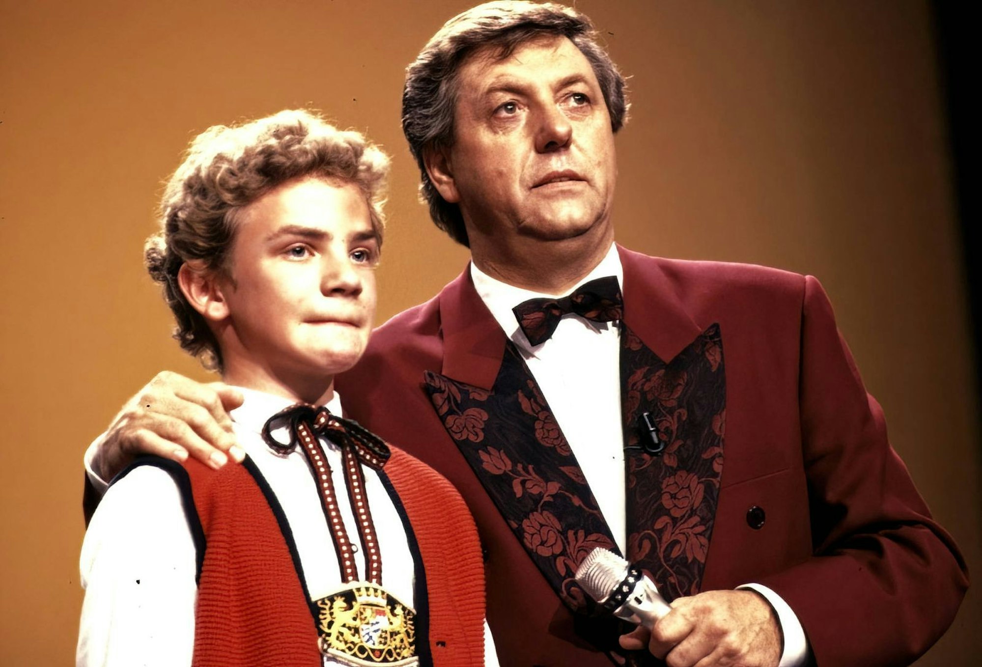 So fing alles an: „Musikantenstadl“-Moderator Karl Moik (rechts) entdeckte Stefan Mross bei einer Hochzeit, schon bald darauf stand der 13-Jährige erstmals auf einer TV-Bühne. (Bild: IMAGO / STAR-MEDIA)