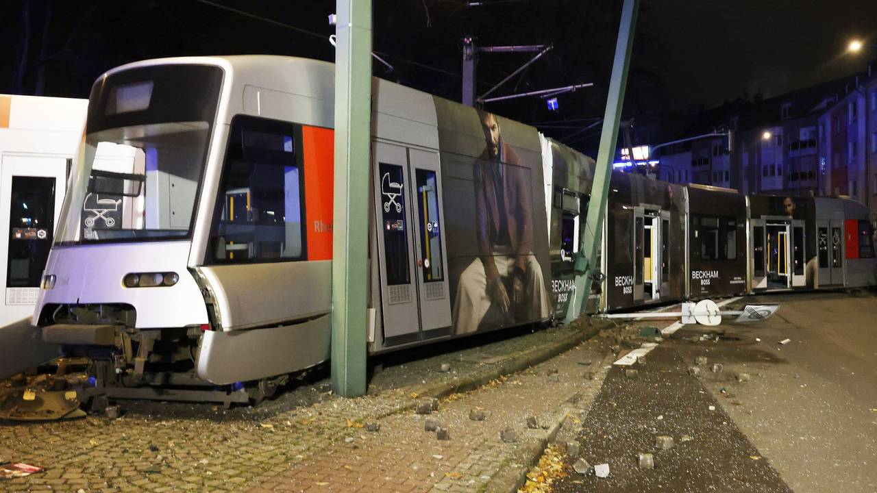 Bei einem Straßenbahnunfall sind in Düsseldorf am frühen Morgen laut Polizeiangaben mehrere Personen verletzt worden.