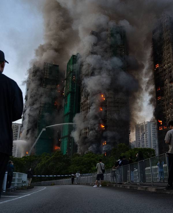 Rauch steigt auf, nachdem im Wang Fuk Court, einer Wohnanlage im Stadtteil Tai Po in den New Territories von Hongkong, ein Feuer ausgebrochen ist.