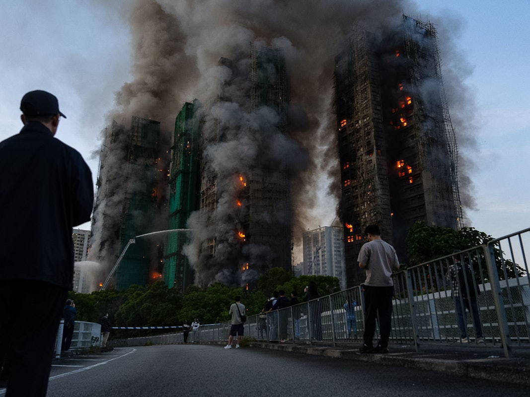 Rauch steigt auf, nachdem im Wang Fuk Court, einer Wohnanlage im Stadtteil Tai Po in den New Territories von Hongkong, ein Feuer ausgebrochen ist.
