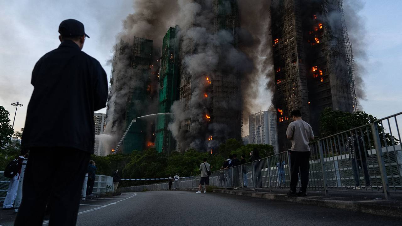 Rauch steigt auf, nachdem im Wang Fuk Court, einer Wohnanlage im Stadtteil Tai Po in den New Territories von Hongkong, ein Feuer ausgebrochen ist.