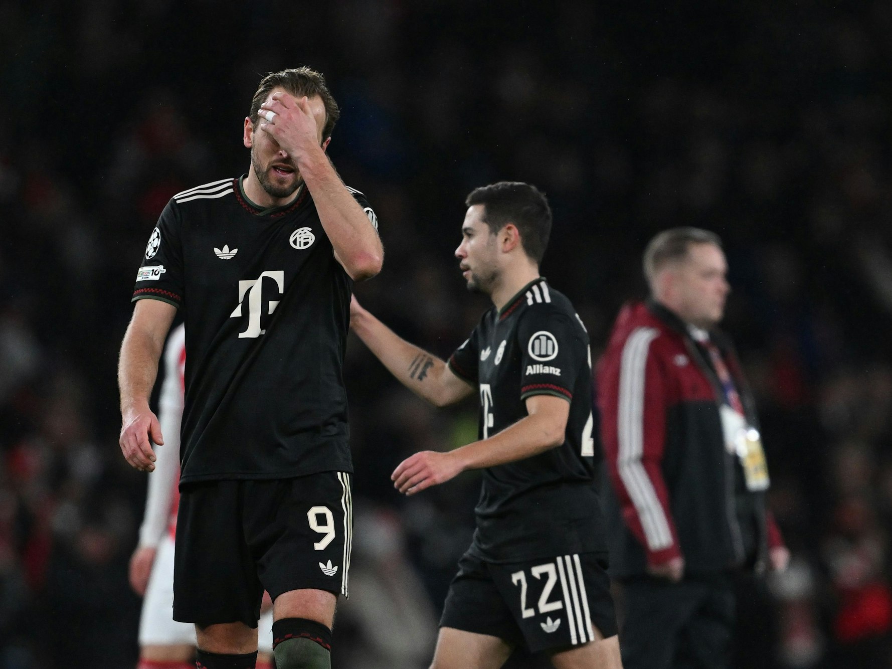 Harry Kane fasst sich an den Kopf.