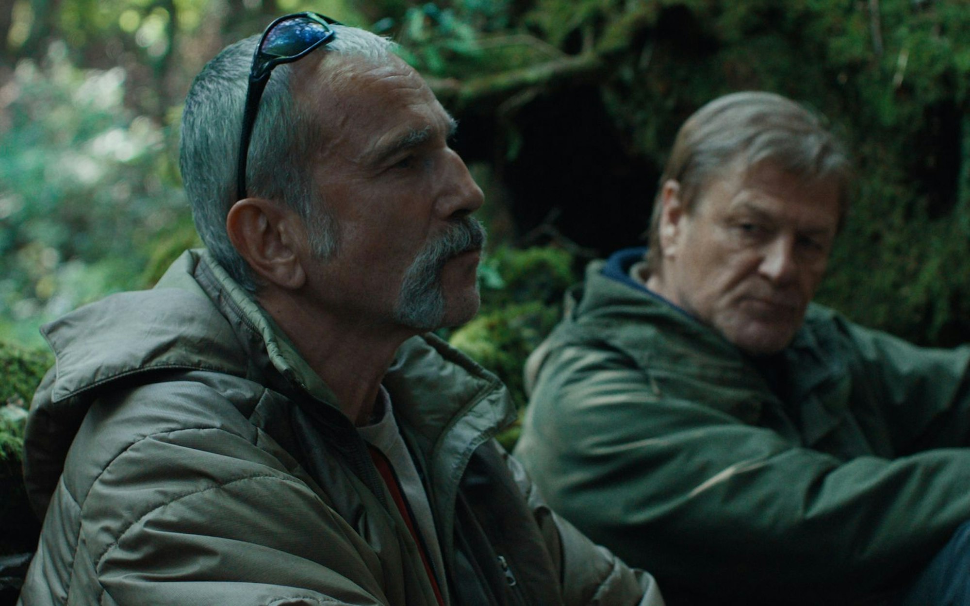 Die Brüder Ray (Daniel Day-Lewis, links) und Jem (Sean Bean) haben viel zu besprechen. (Bild: 2025 Focus Features/Universal)