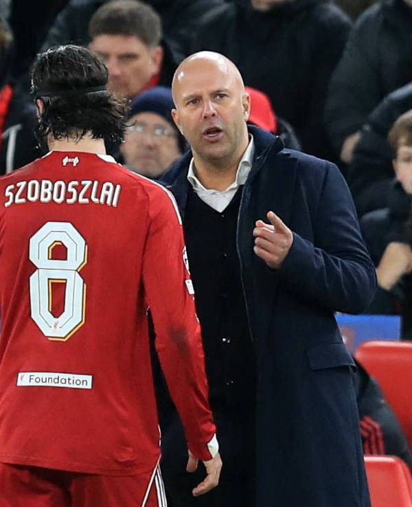 Arne Slot wechselt Dominik Szoboszlai aus.