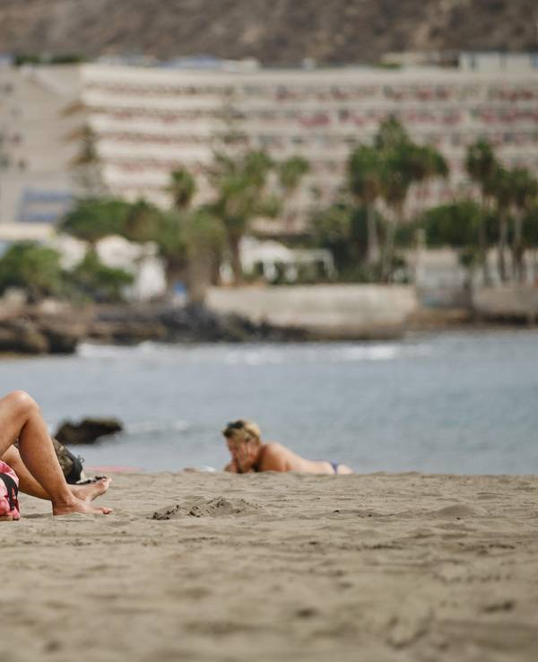 Touristen und Touristinnen liegen am Strand La Playa de Las Vistas im Süden der Kanaren-Insel Teneriffa (Archiv)