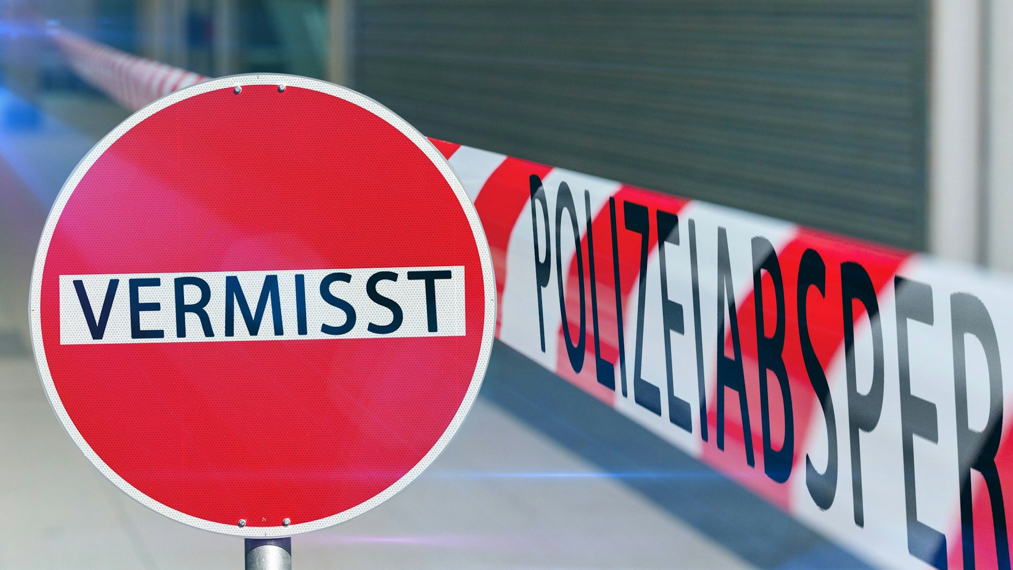 Symbolbild Vermisstenfall: Schild 'VERMISST' vor rot-weißem Absperrband mit 'POLIZEIABSPERRUNG'