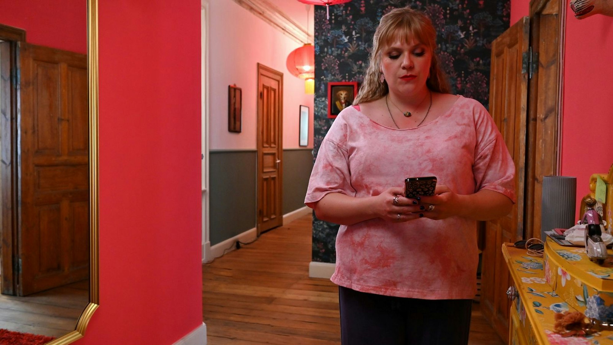 Jenny (Stefanie Reinsperger) muss hämische Kommentare bezüglich ihres Körpers einstecken. (Bild: ZDF und Christiane Pausch)