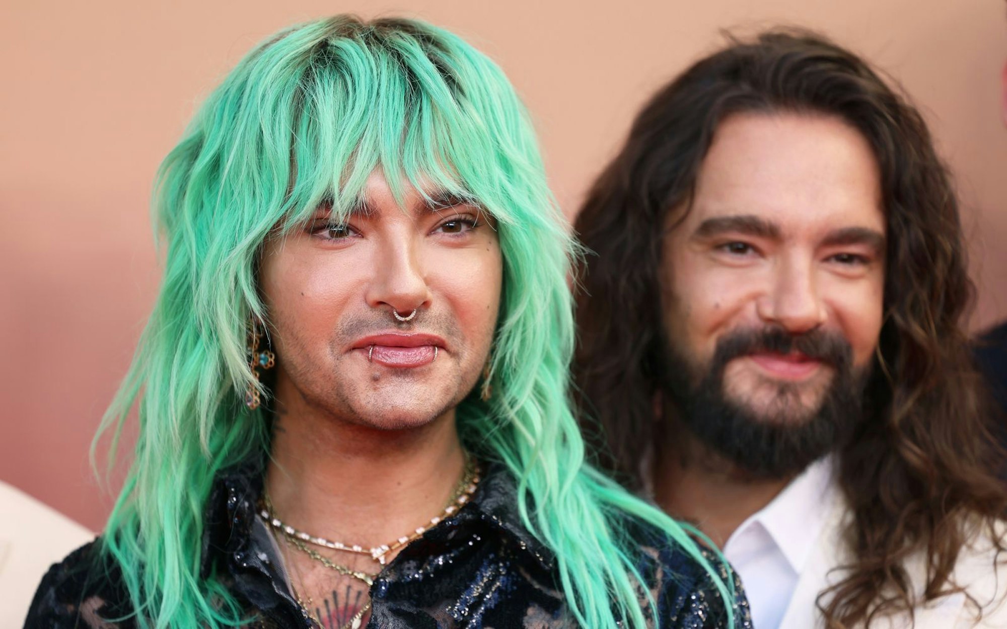 „Wir können uns ganz schlecht konzentrieren“, verrät Tom Kaulitz (rechts), als sein Bruder Bill vom ARD-Krimi-Dinner erzählt. (Bild: 2025 Getty Images/Gerald Matzka)
