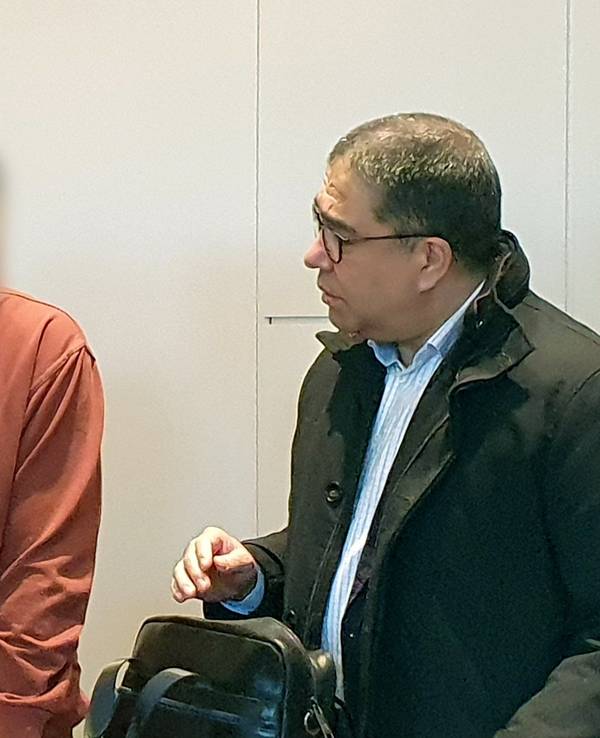 Der Angeklagte (M) steht im Landgericht beim Prozess um den tödlichen Messerangriff in der Krefelder Filiale einer Modekette zwischen seinem Verteidiger Jörg Hintzen (l) und einem Dolmetscher.