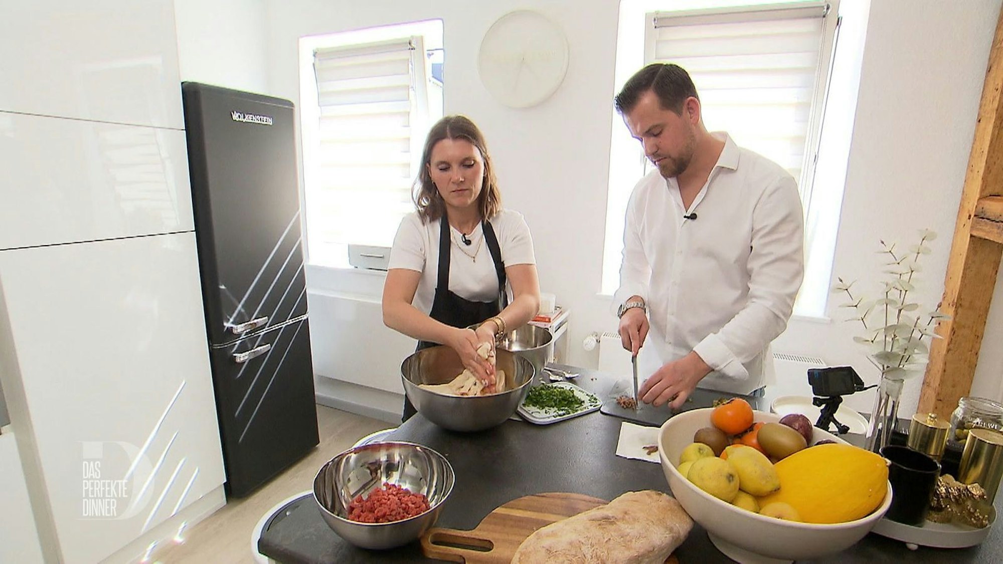 David steht heute als Schnibbelhilfe zur Verfügung, kochen muss Clara natürlich alleine.
(Bild: RTL)