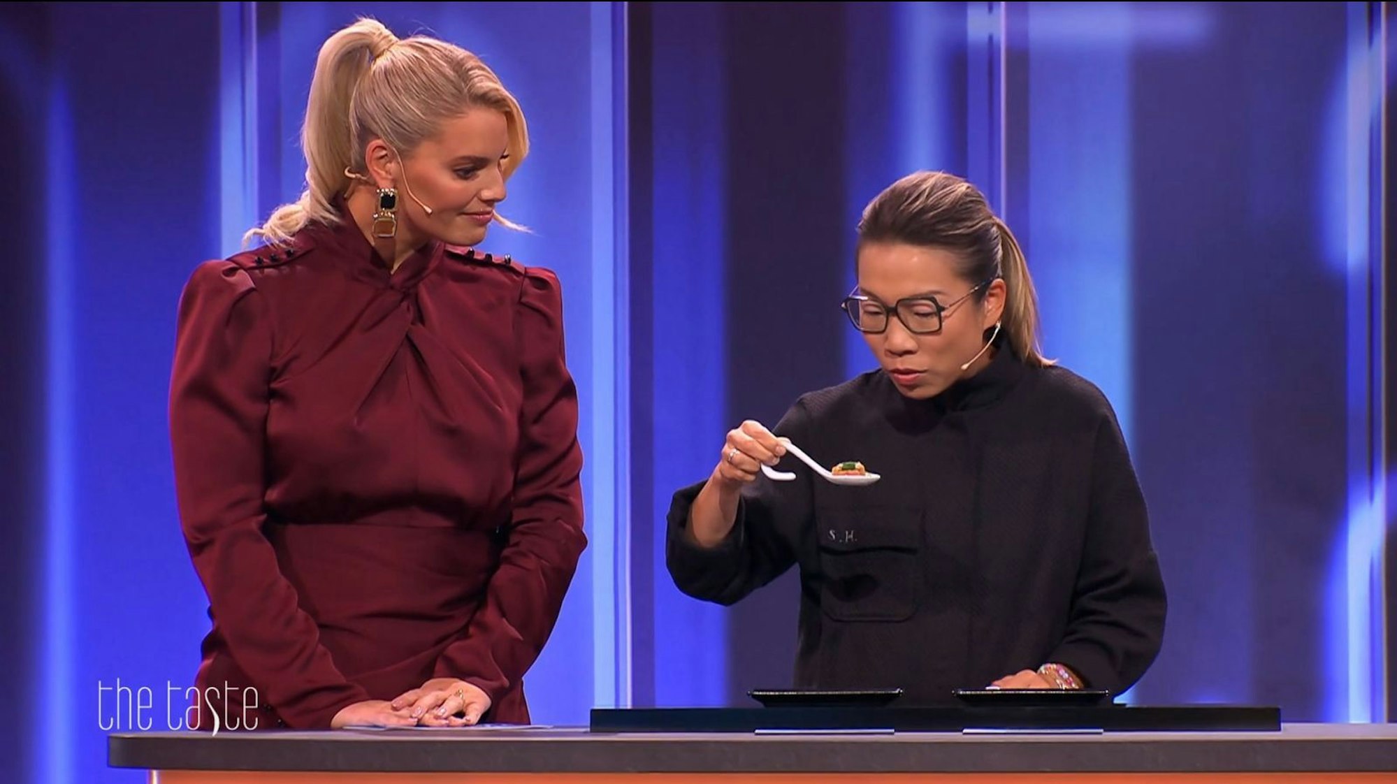 Gast-Köchin Sarah Henke legt Wert darauf, dass die Asia-Löffel nicht zu „europäisch“ schmecken. (Bild: Joyn/Screenshot)