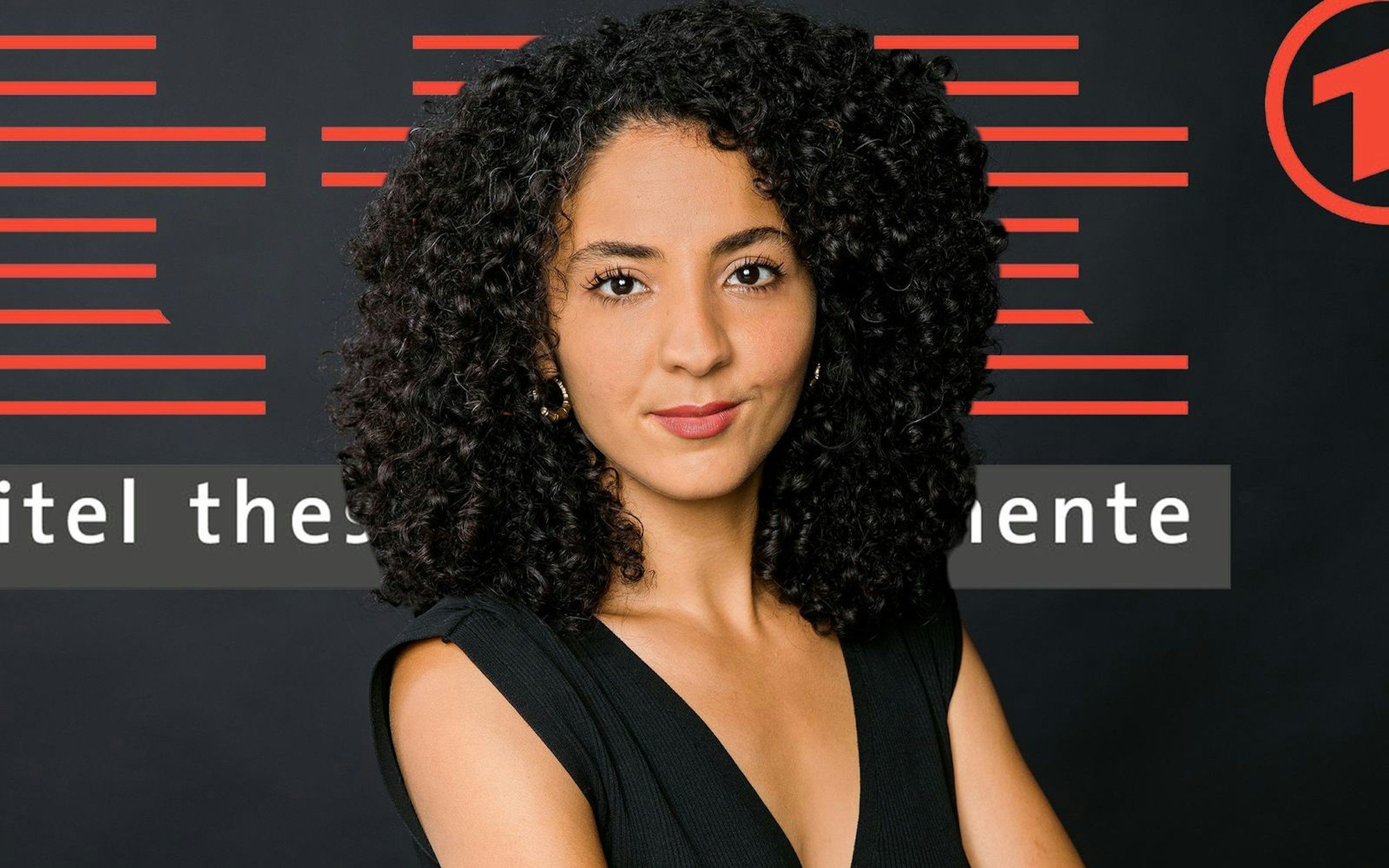 Siham El-Maimouni ist seit Februar 2025 alleinige Moderatorin des Kulturmagazins „ttt - titel, thesen, temperamente“. (Bild: WDR/Linda Meiers)