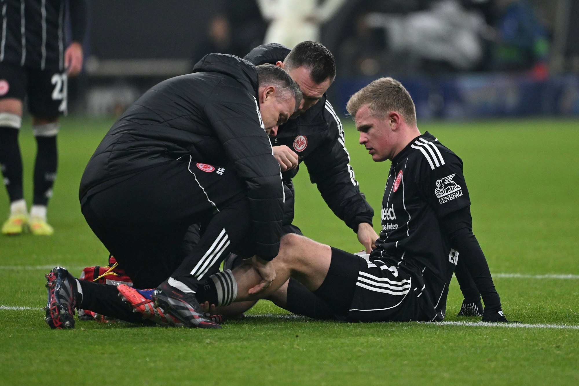 Jonathan Burkardt wird von Betreuern untersucht.