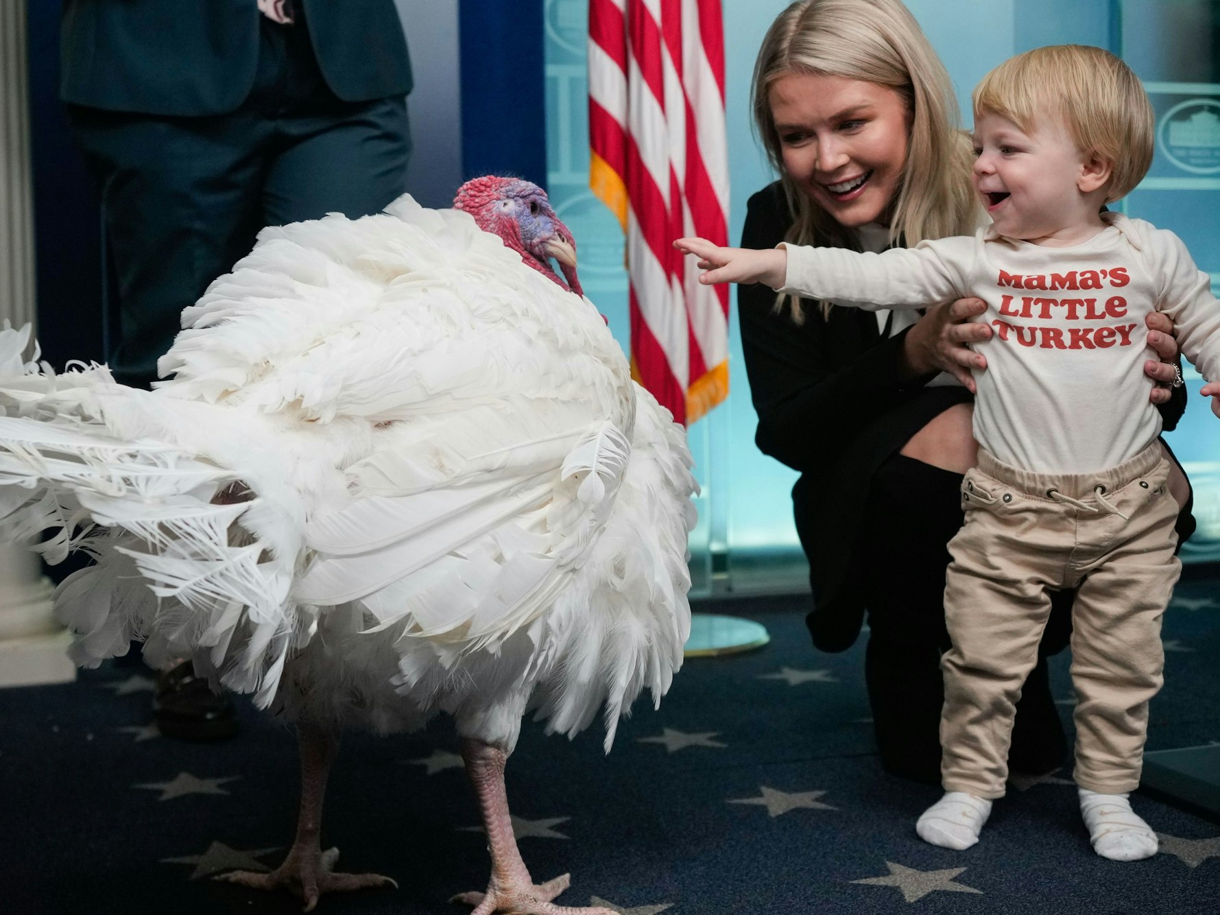Die Pressesprecherin des Weißen Hauses, Karoline Leavitt, und ihr Sohn Nicholas betrachten Waddle, den stellvertretenden nationalen Thanksgiving-Truthahn im Pressekonferenzraum des Weißen Hauses.