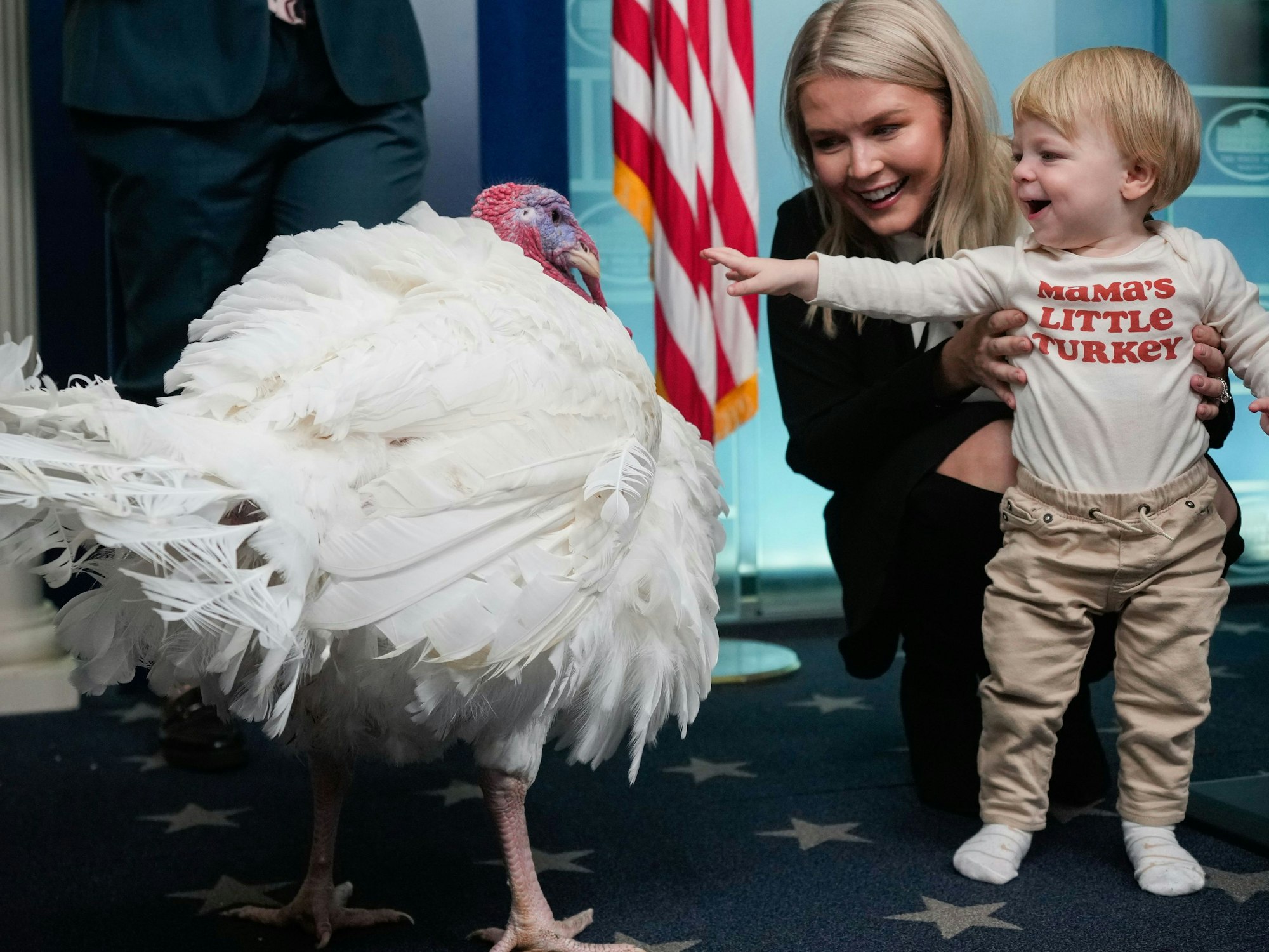 Die Pressesprecherin des Weißen Hauses, Karoline Leavitt, und ihr Sohn Nicholas betrachten Waddle, den stellvertretenden nationalen Thanksgiving-Truthahn im Pressekonferenzraum des Weißen Hauses.