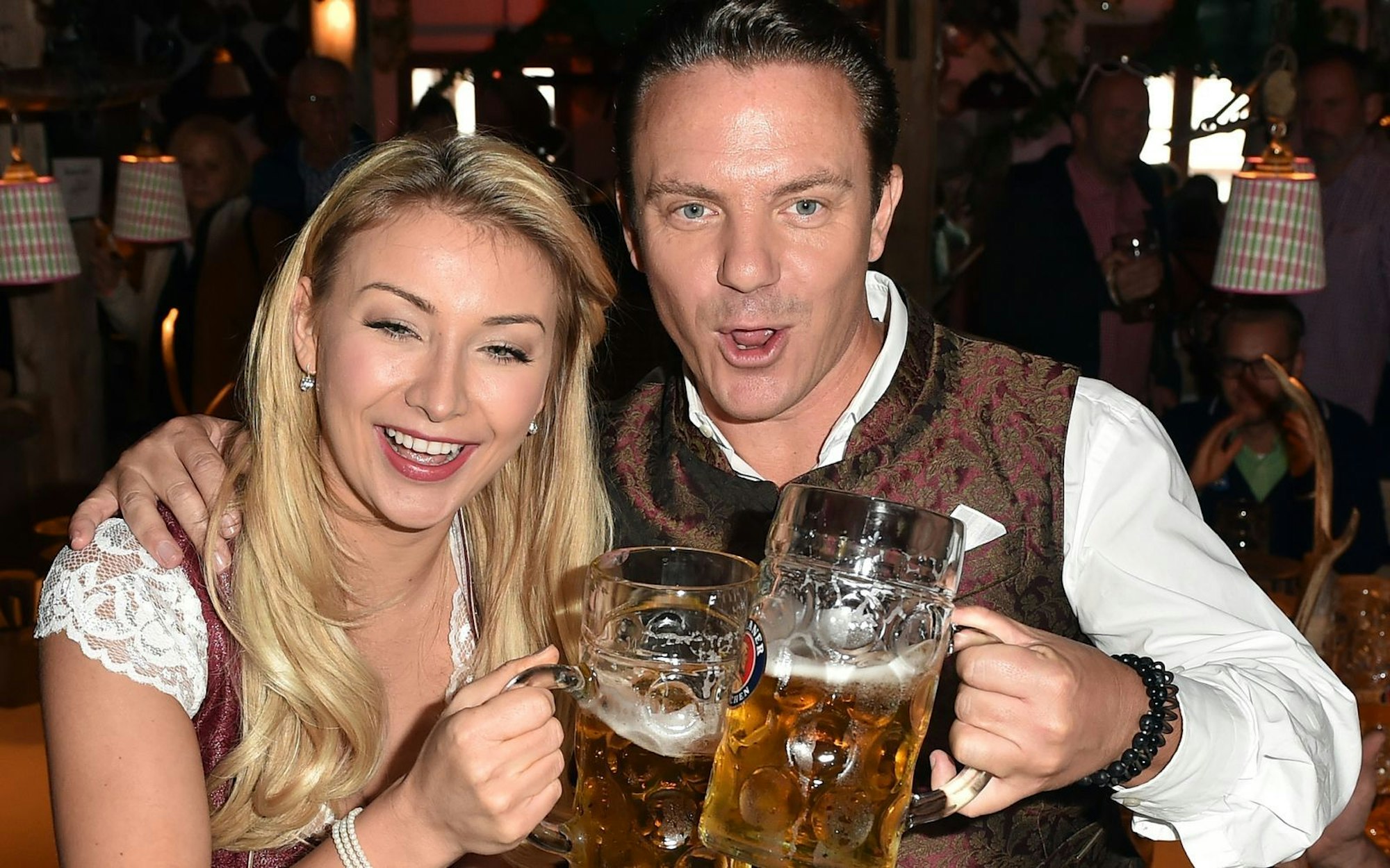 2017 feierten die damaligen Eheleute gemeinsam auf dem Münchner Oktoberfest: Stefan Mross und Anna-Carina Woitschack. (Bild: Hannes Magerstaedt/Getty Images)
